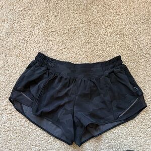 Lululemon Hotty Hot Low-Rise Lined Short 2.5"